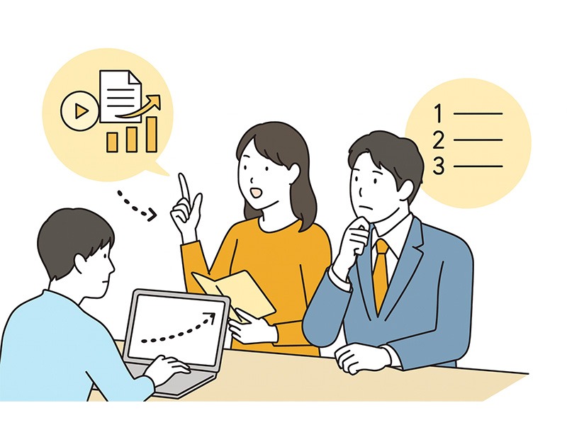 動画編集代行の進め方を話し合う3人（スーツ姿の男女とカジュアルな男性）が、フロー図やチェックリストを背景に検討しているイラスト
