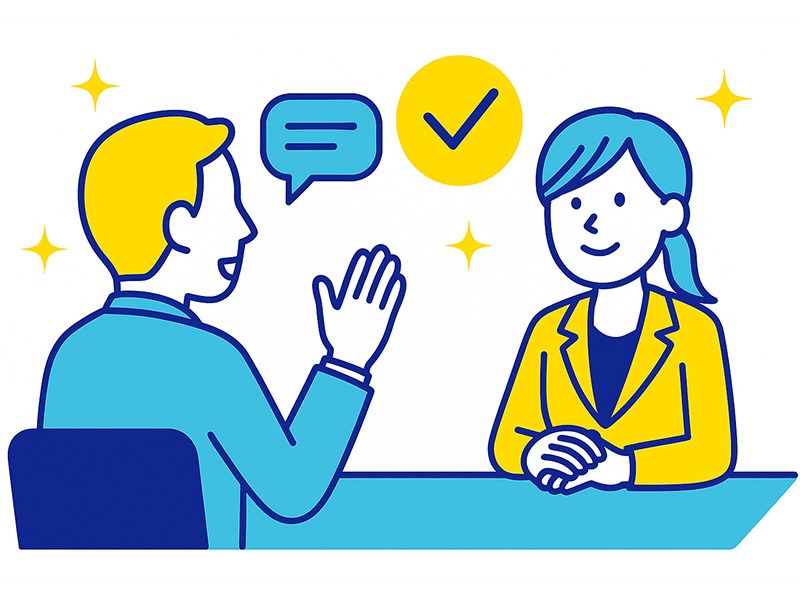 一次面接で応募者が面接官に逆質問をしている様子を描いたイラスト。テーブル越しに向かい合い、チェックマークや吹き出しアイコンを背景に配置した青と黄色のフラットデザイン。